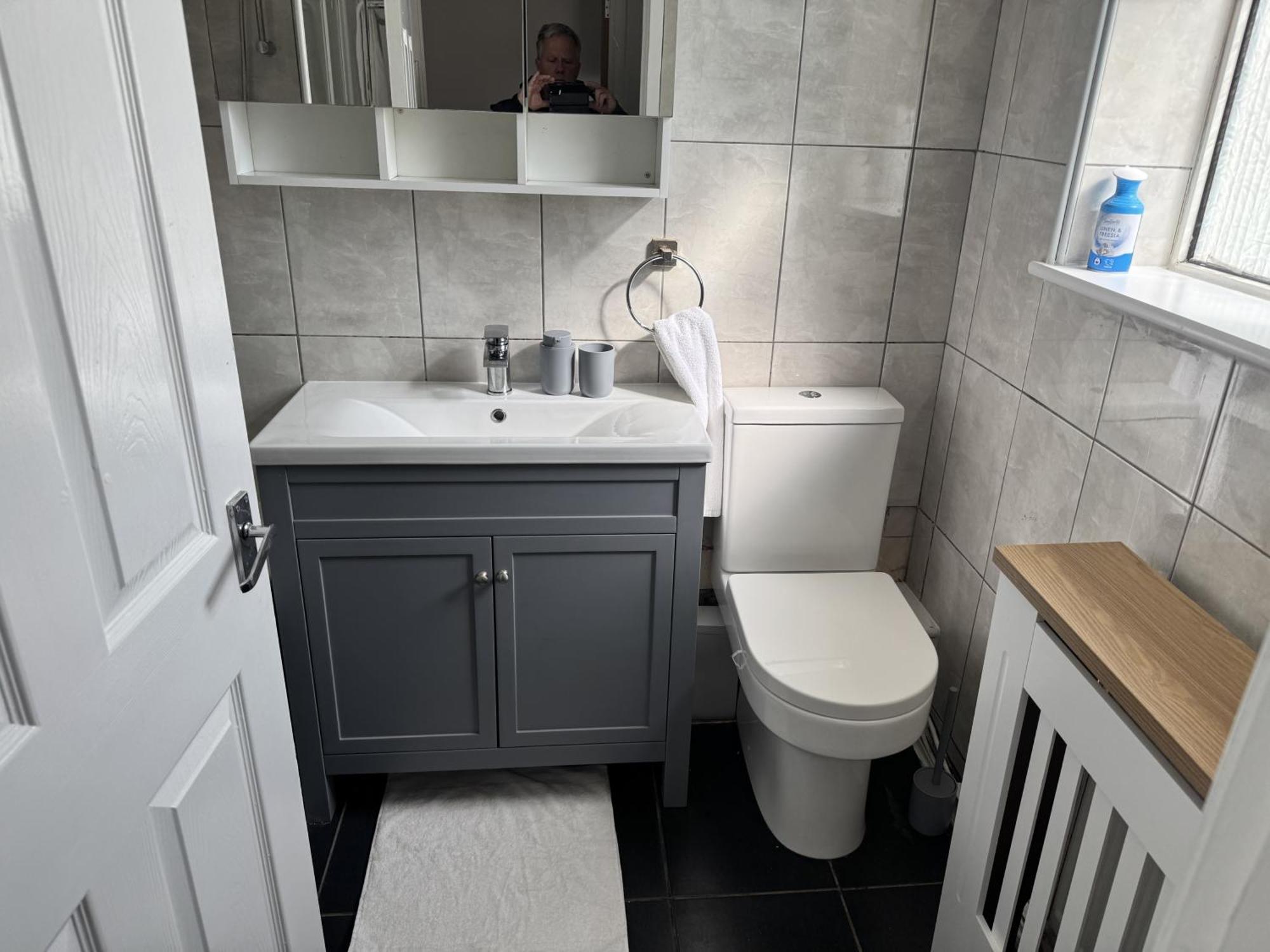 Knotty Ash - 3 Beds - Sleeps 6 - On-site Parking *