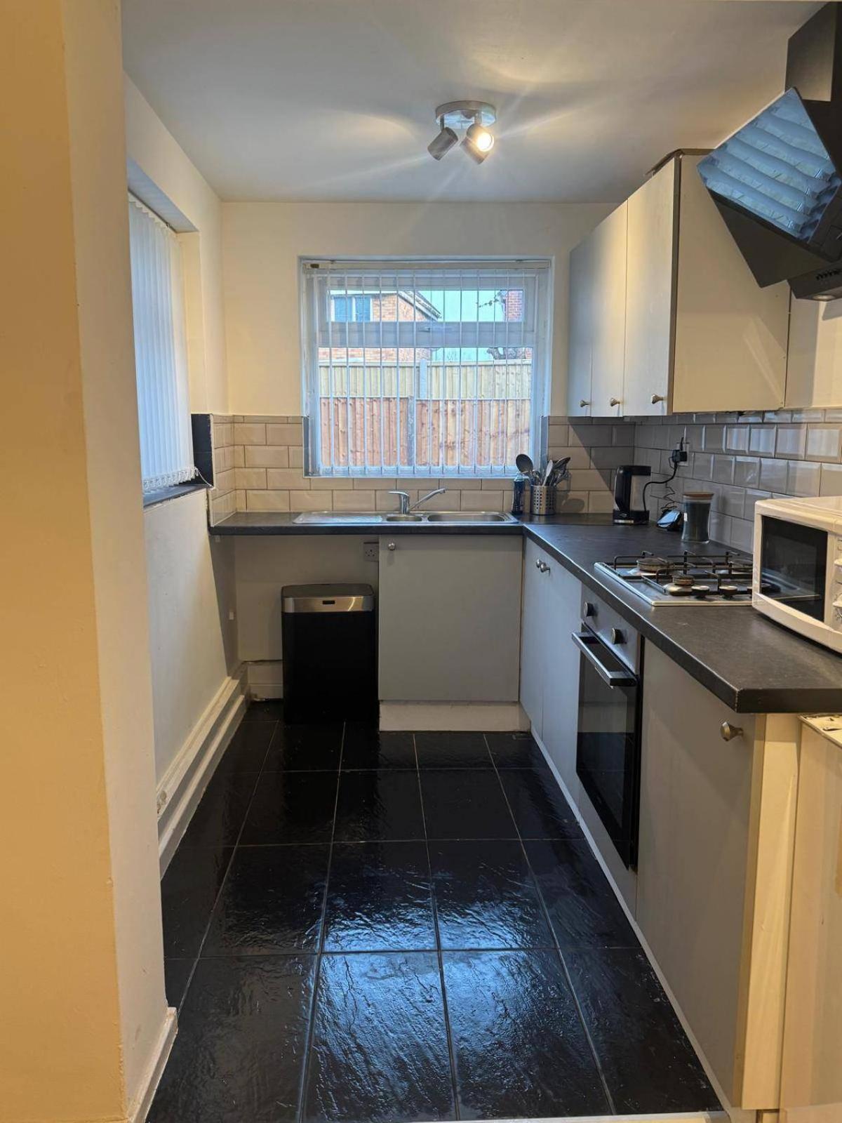 Knotty Ash - 3 Beds - Sleeps 6 - On-site Parking * Liverpool