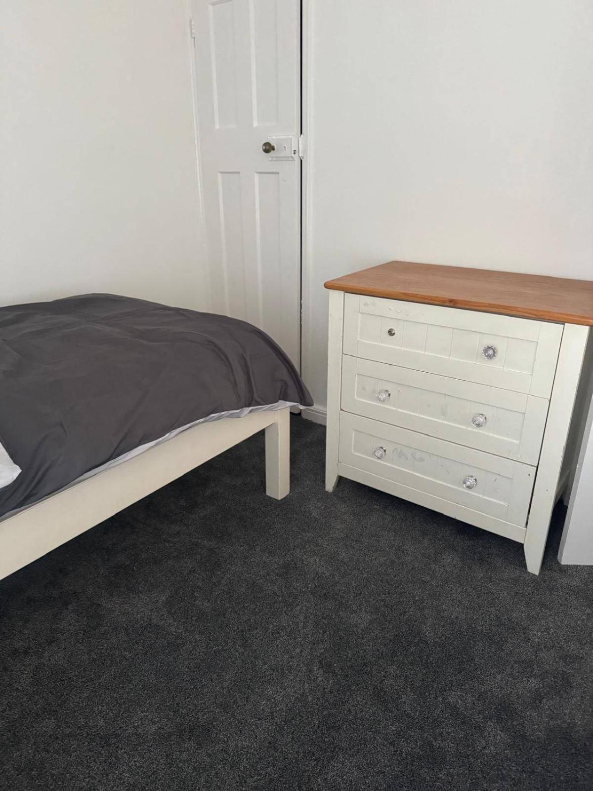 Knotty Ash - 3 Beds - Sleeps 6 - On-site Parking Liverpool