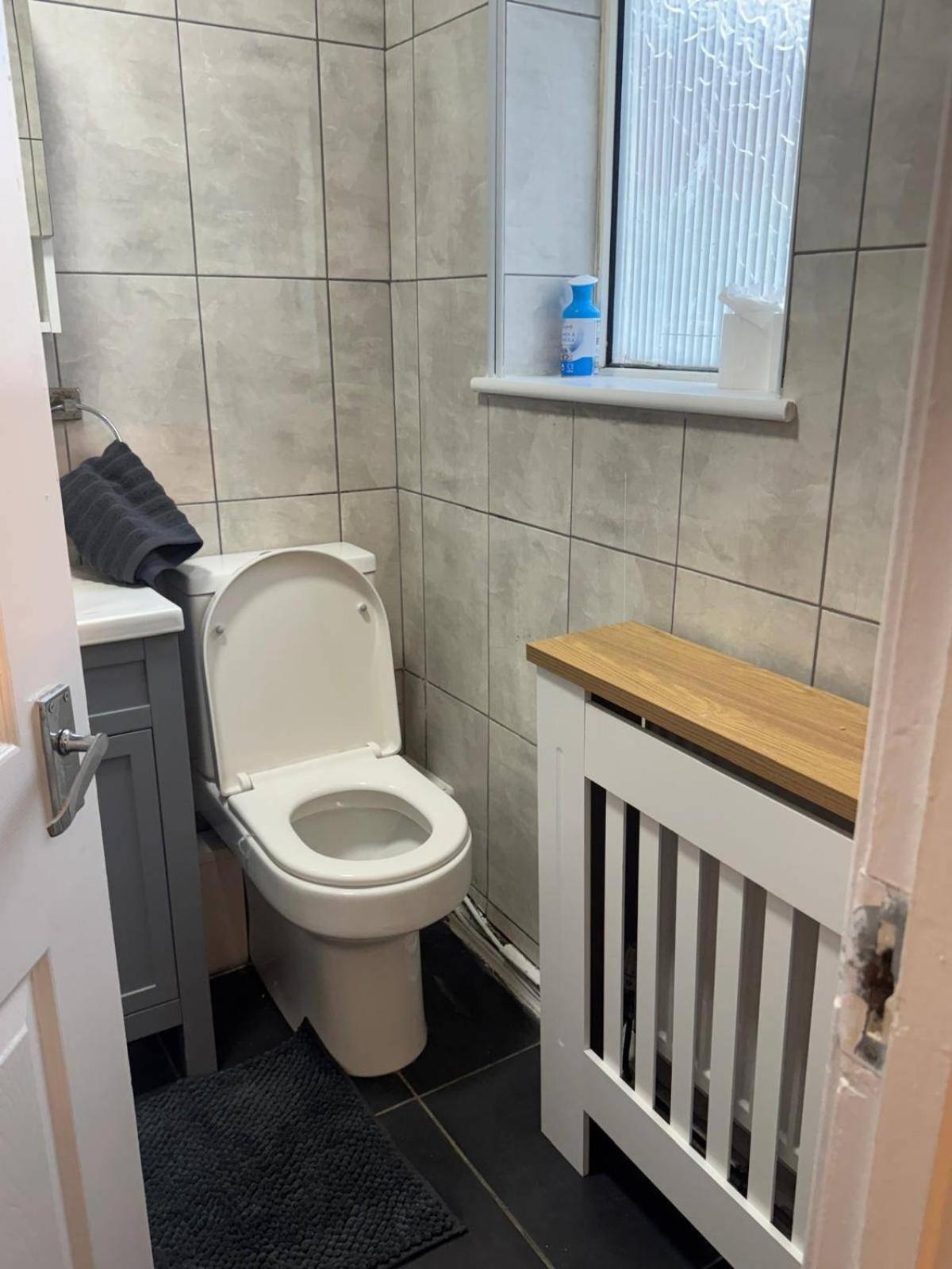 Knotty Ash - 3 Beds - Sleeps 6 - On-site Parking Liverpool