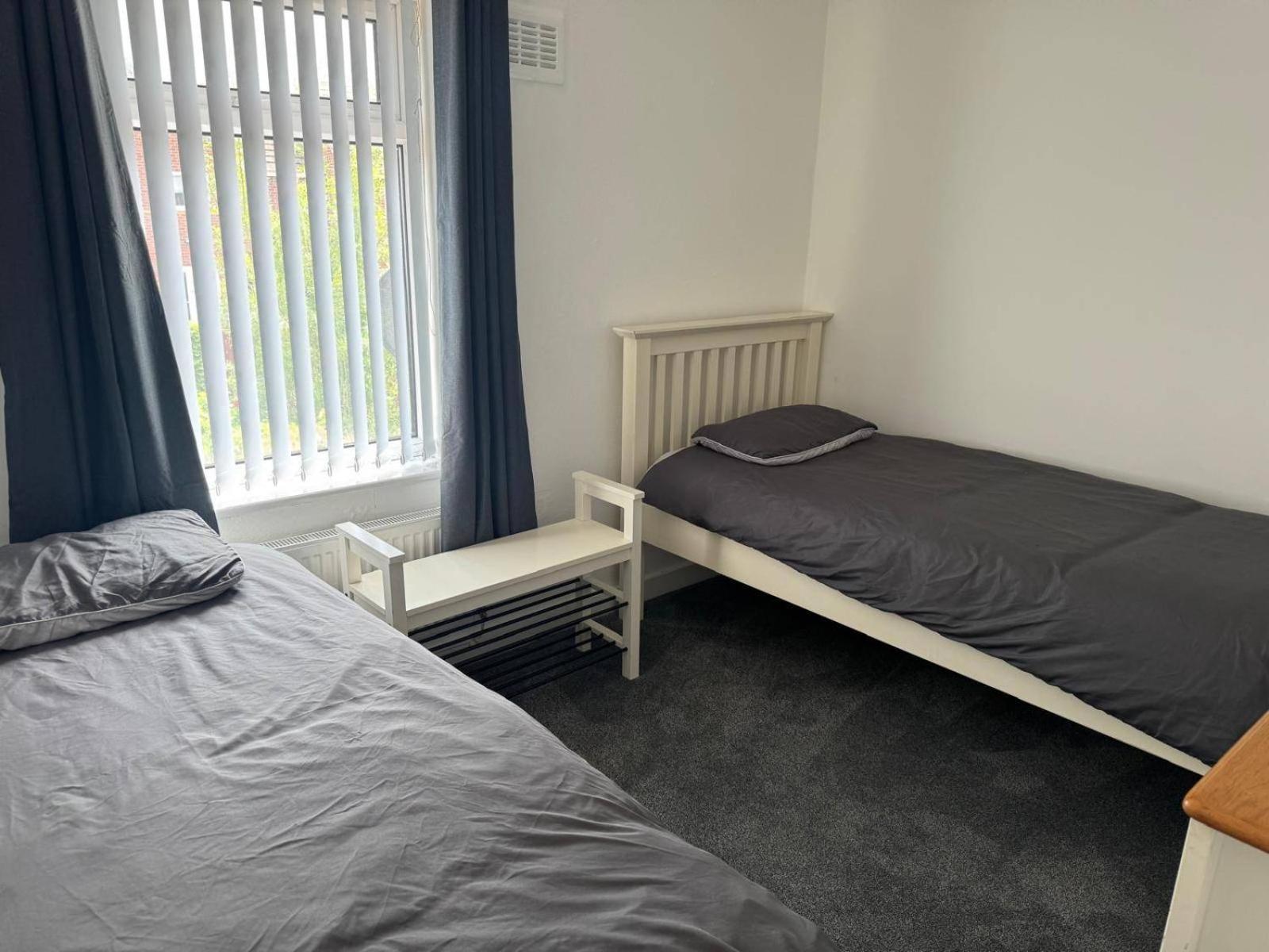 Knotty Ash - 3 Beds - Sleeps 6 - On-site Parking Holiday home