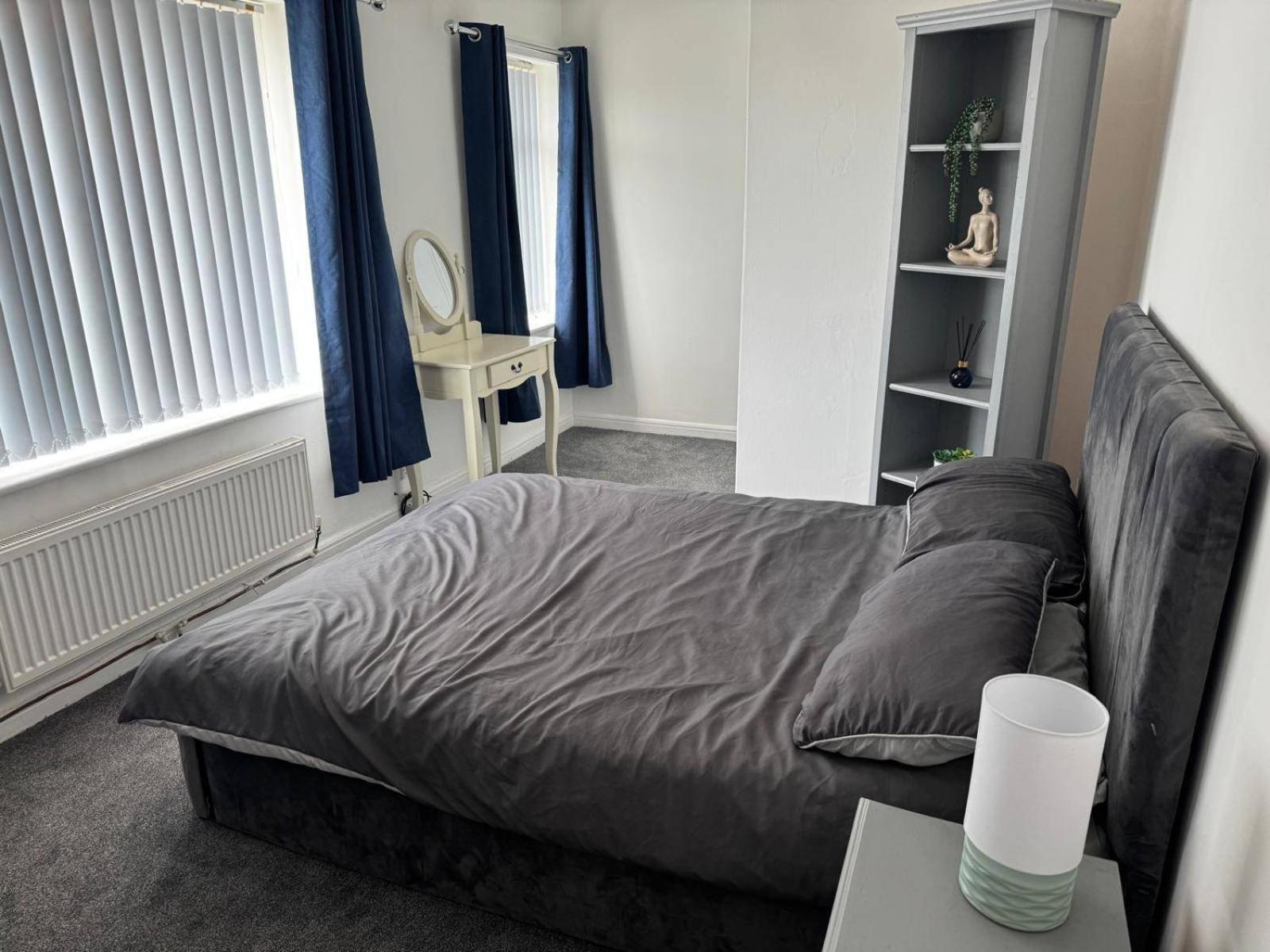 Knotty Ash - 3 Beds - Sleeps 6 - On-site Parking Holiday home